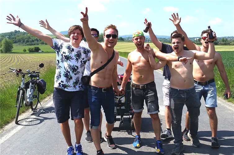 Mit Bollerwagen und Co. waren an Himmelfahrt zahlreiche Väter, aber auch Fotos: BS