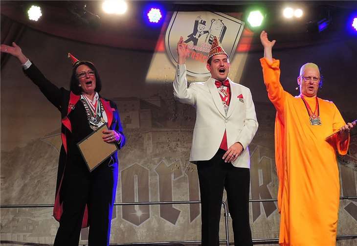 Mit Bornskrug-Ehren gewürdigt: Präsidentin Dagmar Mallmann und Olav Kullak (re.). AKK-Präsidiumsmitglied Jörg Alfter beteiligt sich gerne beim dreifachen Olau.