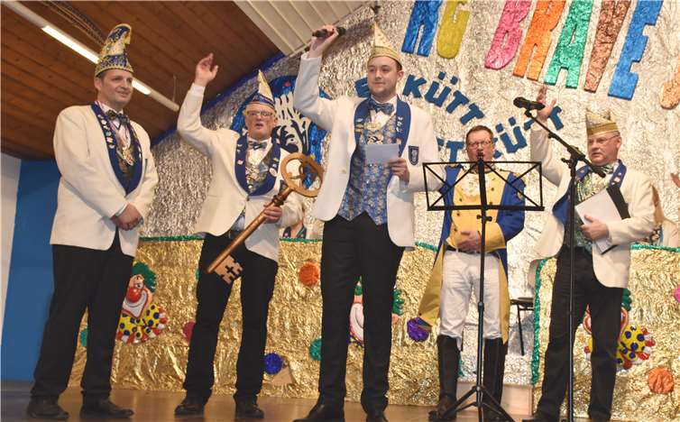 Mit Bräpisch Helau freuen sich die Weißjuppe über den Schlüssel.