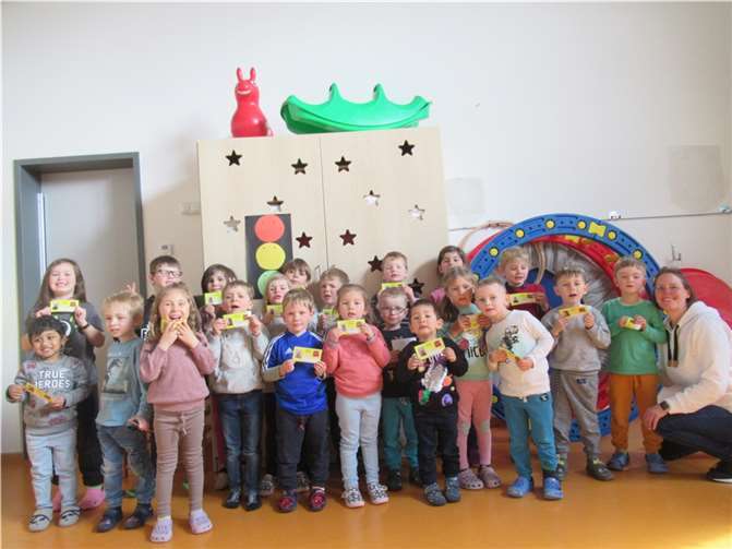 Mit Bravour bestanden alle Kinder die Prüfungen und sind nun stolze Besitzer eines Bobby-Car Führerscheins. Quelle: Kita Hummelnest Linz