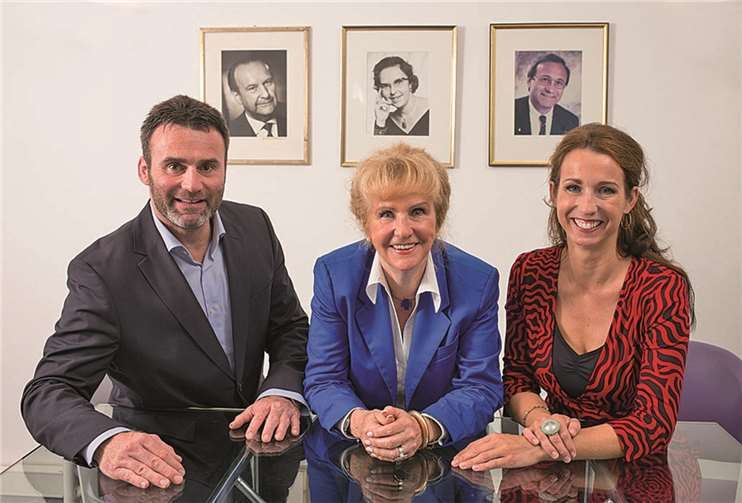 Mit Brigitte Hilgert-Becker (Mitte) sowie Dan Hilgert-Becker und Eva Keil-Becker ist inzwischen die 2. beziehungsweise 3. Generation verantwortlich in der Leitung des Familienunternehmens tätig. Links im Hintergrund Firmengründer Andreas Becker, Mitbegründer des Berufsstandes der Hörakustiker.privat