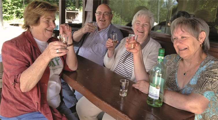 Mit Brunhilde Baumgarten, Elisabeth und Joachim Günther und Elfriede Zehe konnte am Schluss der Veranstaltung das Orga-Team des Vereins Treffpunkt Ohr auf ein gelungenes Grillfest zurückblicken.privat
