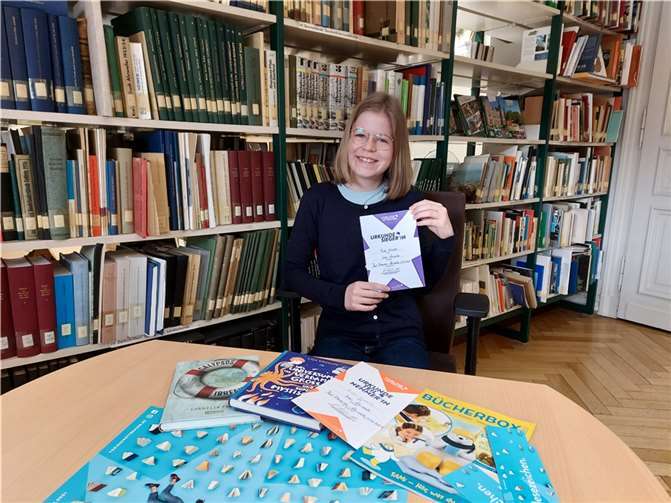 Mit Buchpreisen und Sieger-Urkunde in der Archiv-Bibliothek der Kreisverwaltung Ahrweiler: Frida Krowke hat den Vorlesewettbewerb gewonnen.  Foto: Kreisverwaltung Ahrweiler