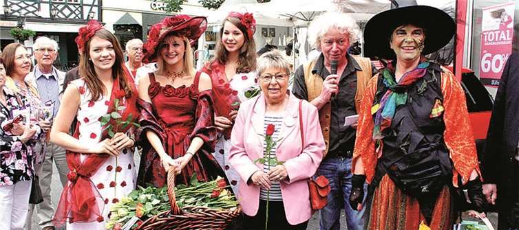 Mit Bürgermeisterin Wally Feiden stellte Georg Zumsande die Majestäten und Märchenhexe Rosina vor. DL