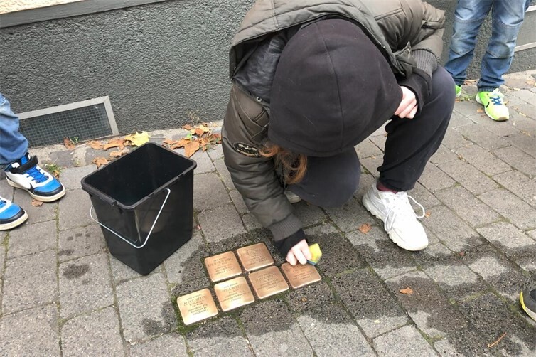 Mit Bürste, Wasser und Politur sorgen Schülerinnen und Schüler der Sinziger Schulen dafür, dass die Stolpersteine als sichtbare Zeichen der Erinnerung im Alltag erhalten bleiben.
