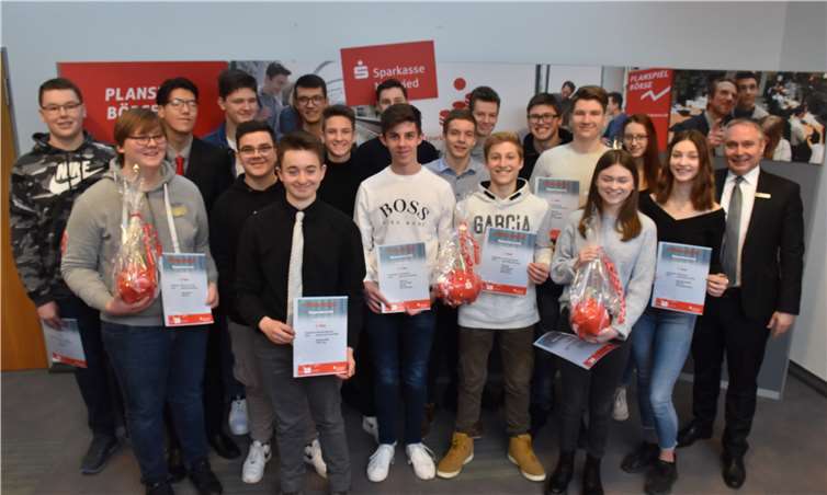 Mit Carsten Nafe rechts freuen sich die Sieger des 37 Planspiels Börse.