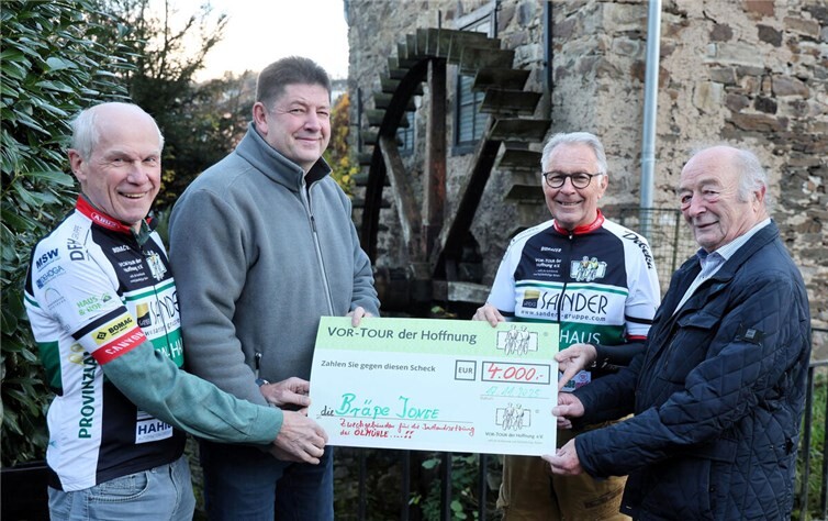 Mit „Charly“ Girnstein, Guido Eulenbach und Viktor Schicker von den „Bräpe Jonge“ und Eugen Gerhards vom VOR-TOUR-Team freuen sich auch Juliane und Jürgen Grünwald über den hohen Umsatz beim wohltätigen „Picknick an der Wied“.  Foto: privat