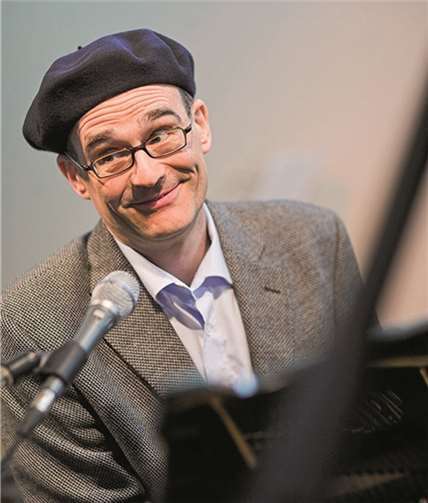 Mit Charme und Humor verzaubert Felix Janosa das Publikum. privat