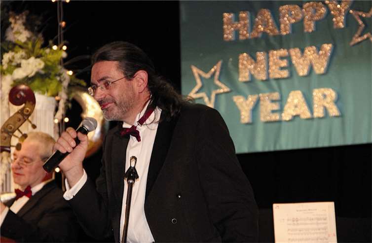 Mit Charme und Witz führte Gerd Winzer, Pianist der Gruppe, durch das Programm.