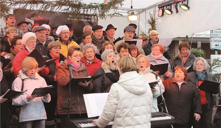 Mit Chorgesang und musikalischer Untermalung wird die vorweihnachtliche Stimmung auch ein Ohrenschmaus. RERE