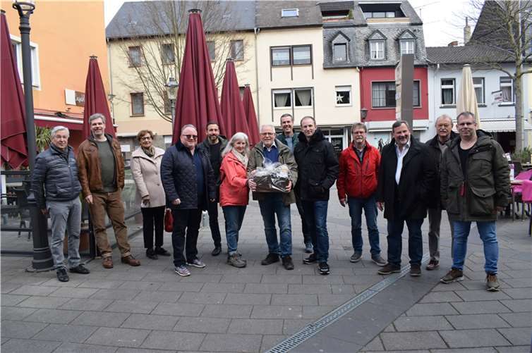 Mit Christina Merkel und Harald Hoffmann (Bildmitte) hat die Freie Wählergruppe Andernach zwei verdiente Mitglieder verabschiedet. Das Paar hat in Frankenberg/Sachsen eine neue Heimat gefunden. Zum Abschied überreichte FWG Vorsitzender, Kai-Alexander (5.v.r.) eine kleine Aufmerksamkeit. Foto: Iris Hiller / FWG