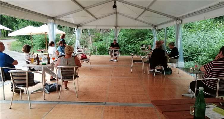 Mit Corona-Abstand lauschten die Krimifans den spannenden Ausführungen des Autors. Fotos: MIH