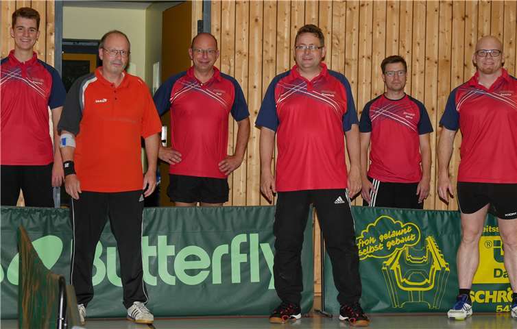 Mit Corona-Abstand und ausreichender Belüftung: v.li. Alexej Oligschläger, Stephan Didinger, Ralf Doll, Dominik Friedrich, Heiko Kowall und Sascha Haselbauer.Quelle: SC Niederzissen Abt. TT