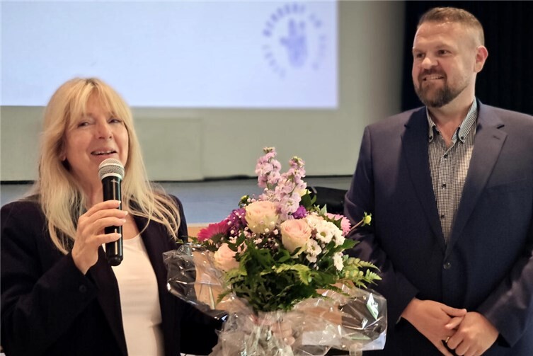 Mit Dank und Blumen verabschiedete Bürgermeister Christoph Moor Gabriele Zils, die 15 Jahre lang Schiedsfrau war.
