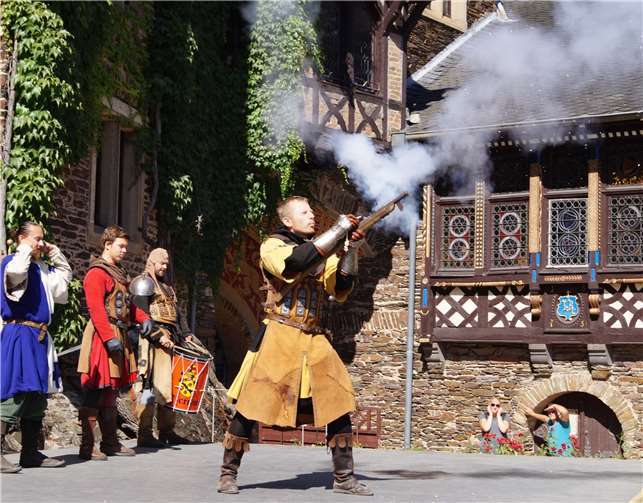 Mit Donnerhall eröffnete „Fictum“ seine Schwertershow.