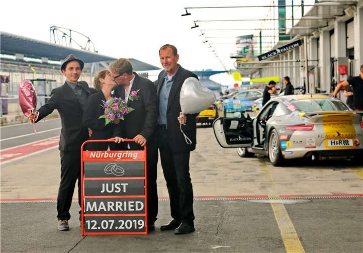 Mit Ehering: Manuela und Detlef Manns gaben sich als eines der ersten Paare am Nürburgring offiziell das „Ja-Wort“ und starteten so in ihr ganz persönliches Rennen. Copyright: 2019 Nürburgring 1927 GmbH & Co. KG