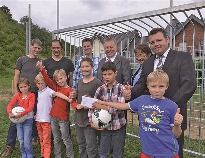 Mit Ehrenamt die Jugend: Die Dorfgemeinschaft Zukunft Bad Bodendorf baut einen Bolzplatz, der Kreis Ahrweiler hilft. KV-AW