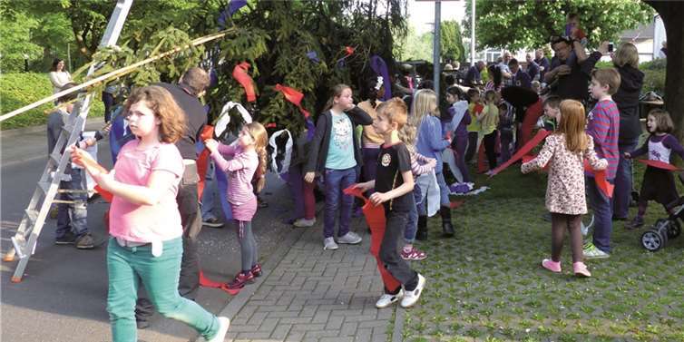 Mit Eifer bei der Sache waren die Kinder beim Schmücken des Meckenheimer Maibaums.WM