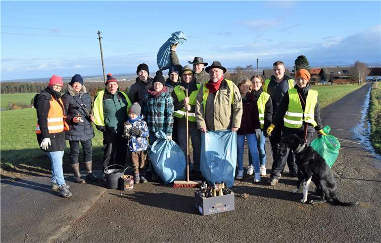 Mit Eifer haben die Kinder und Jugendlichen am Neujahrstag wieder Straßen und Wege in und um Merzbach gesäubert.  Alfred Eich