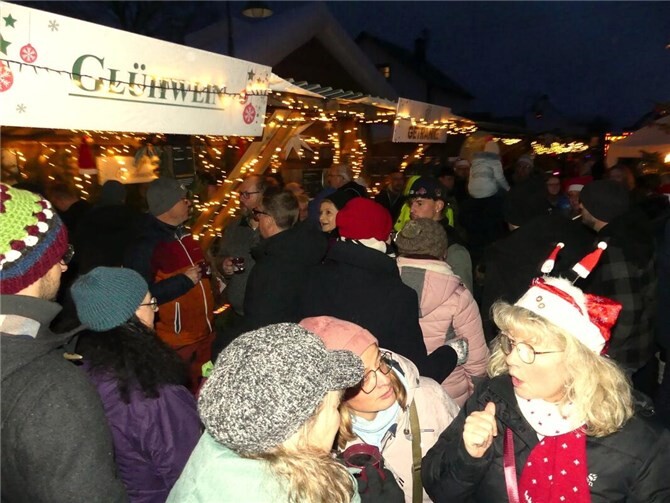 Mit Einbruch der Dunkelheit drängten sich zahlreiche Besuchern entlang der gut bestückten Stände und Buden.