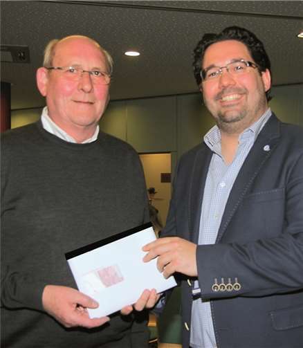 Mit Eintrittskarten für die „Springmaus“ überraschte der Vorsitzenden des Gewerbevereins, Oliver Wolf (re.), Günter Frank anlässlich seiner 25-jährigen Zugehörigkeit zum Vorstand des Gewerbevereins bei der diesjährigen Jahreshauptversammlung.