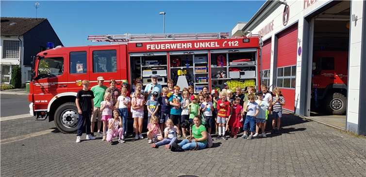 Mit Eiscreme überraschte CDU Fraktionssprecher Alfons Mußhoff (Mitte) die Kinder der Unkeler Ferienfreizeit.  Foto:CDU Unkel