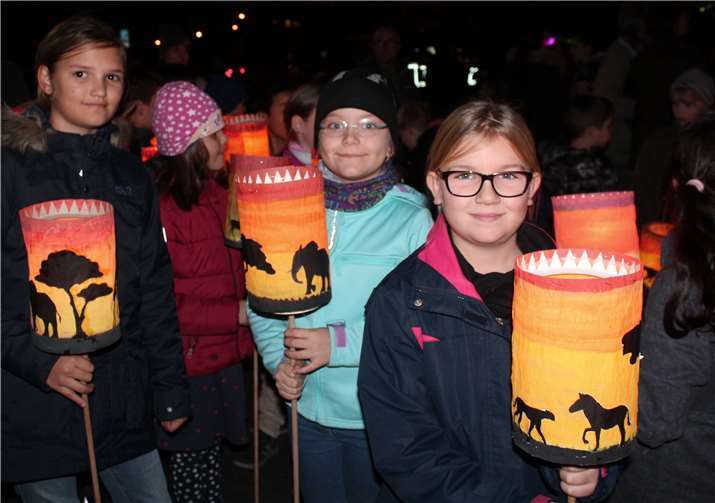 Mit Elefanten, Geparden und Zebras entführten Fackeln von Drittkässlern in die Savanne Afrikas. Fotos: DL