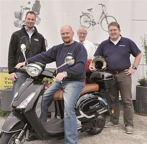 Mit Elektrofahrzeugen aus heimischer Werkstatt sind Karl Weber und Robert Zimmermann nun auf Achse. AB