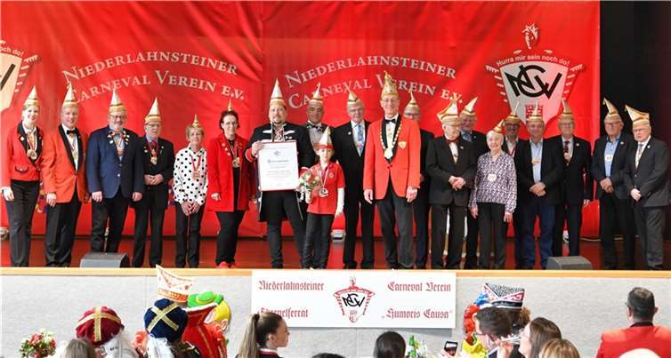 Mit Elferratskappe und Urkunde wurde Andreas Birtel zum 36. Ehrenelferat „humoris causa“ des Niederlahnsteiner Carneval Vereins ernannt.. Fotos: NCV