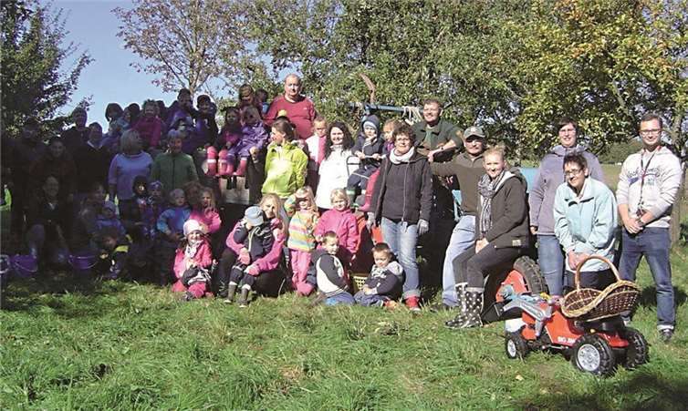 Mit Eltern, Großeltern, ErzieherInnen und der KiTa Leiterin Petra Schnell ernteten die Kinder der KiTa Oberhonnefeld die Äpfel der Streuobstwiesen. privat