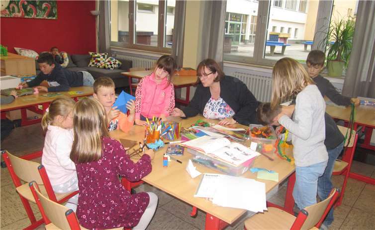 Mit Engagement und großem Interesse wurde beim Ferienprogramm der betreuenden Grundschule der VG in den Räumen der Pfarrer Bechtel-Grundschule gebastelt und gewerkelt. Foto: VG Mendig