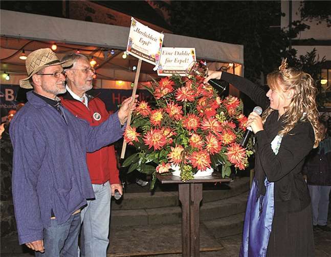 Mit „Erpeler Herrenwitz“ taufte die Weinkönigin die Dahlienneuzüchtung auf den Namen „Herrlichkeit Erpel“. DL