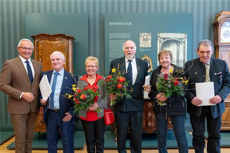 Mit Erwin Schützeichel, Jürgen Becker und Wolfgang Theis (von links) würdigte Landrat Achim Hallerbach im Roentgen-Museum ein ausgezeichnetes Trio im Ehrenamt.  Foto: Martin Boden / Kreisverwaltung Neuwied