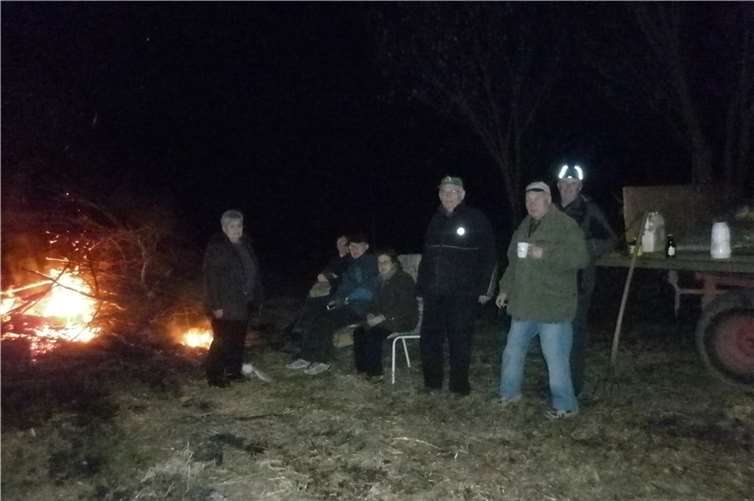 Mit Essen und Getränken saß man noch lange am Osterfeuer zusammen. privat