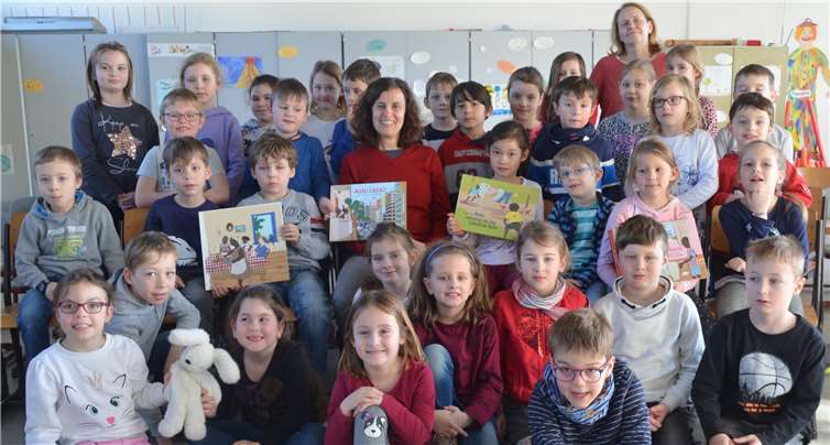 Mit Eymard Toledo war in langjähriger Tradition wieder eine namhafte Kinderbuchautorin zu Gast an der Wülfersberg-Grundschule, Gladbach.Foto: Grundschule Gladbach