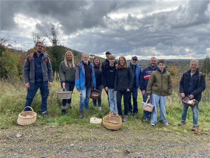 Pilzwanderung in Roßbach begeistert Naturfreunde Mit Fachwissen und Freude durch den Wald. Foto: Elke Dunger-Fröhlich