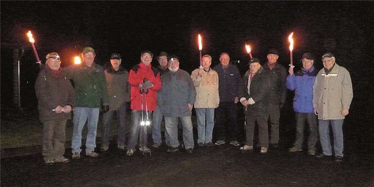 Mit Fackeln erläuchtete der Dorfstammtisch seinen Weg durch die Natur. privat
