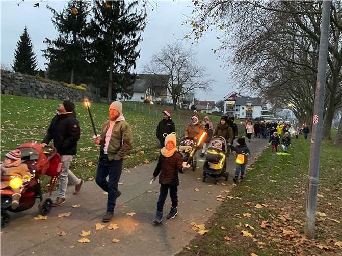 Mit Fackeln und Lichtern wanderten die Kinder des TV Weißenthurm zum Nikolaus.  Fotos: privat
