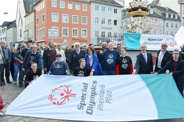 Mit Fahne und Fackel zog der Fackellauf vom Hauptmarkt bis zum Domfreihof.