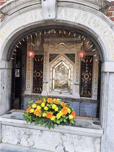 Mit Fahnen, Kreuz und Gebet zu den Gnadenbildern. Foto: PfarreiengemeinschaftBad Neuenahr-Ahrweiler