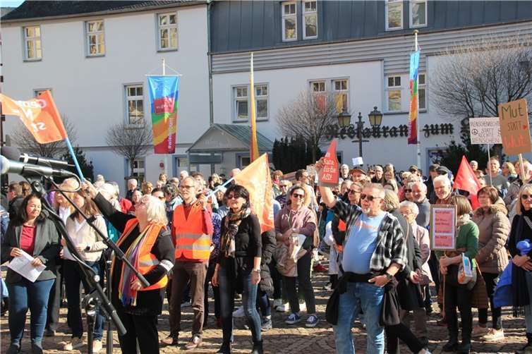 Mit Fahnen und Plakaten bezogen die Bürger auf dem Ahrweiler Marktplatz Position gegen Rechtsextremismus und für Gleichberechtigung. Foto: GS