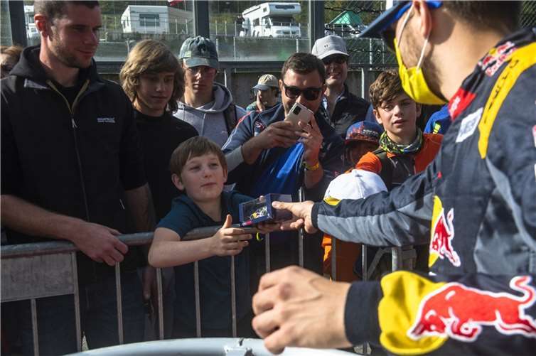 Mit Fahrern und Teams auf Tuchfühlung – endlich gibt es wieder die beliebten Autogrammstunden und Pitwalks. Foto: World / Red Bull Content Pool