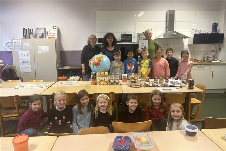 Mit Fairtrade-Siegeln gegen Kinderarbeit: Ein lehrreicher Vormittag in Westum. Foto: Hellenbachschule Westum