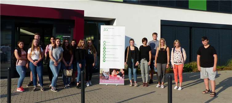 Mit Familie, Freunden und Vertretern ihrer Einsatzstellen starteten die FSJler des Heinrich-Hauses bei einer gemeinsamen Busfahrt zur großen Eröffnungsfeier in Trier. Heinrich Haus