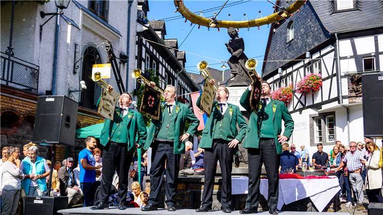 Mit Fanfarenklängen beganndie feierliche Krönungsveranstaltung im Weinhof.