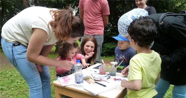 Mit Farben und Strohhalme Monsterbilder erschaffen.
