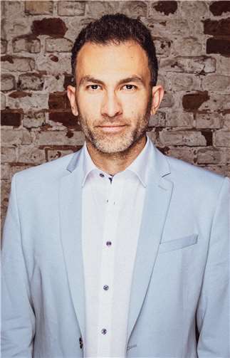 Mit Fatih Cevikkollu kommt am 20. November ein wirklich politischer Kabarettist in die Stadthalle Montabaur.Foto: KLEINKUNSTBÜHNE MONS TABOR e.V.