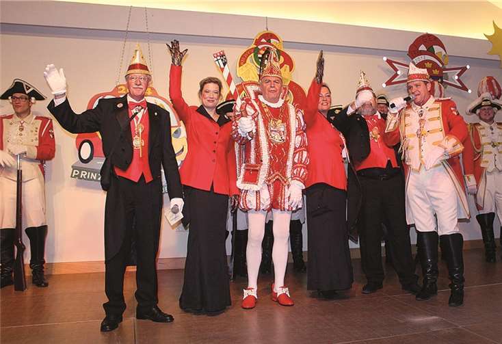 Mit Feddere und Narrenpritsch versehen nahm Hans III. die Glückwünsche des Vorsitzenden Uwe Kochems entgegen. DL