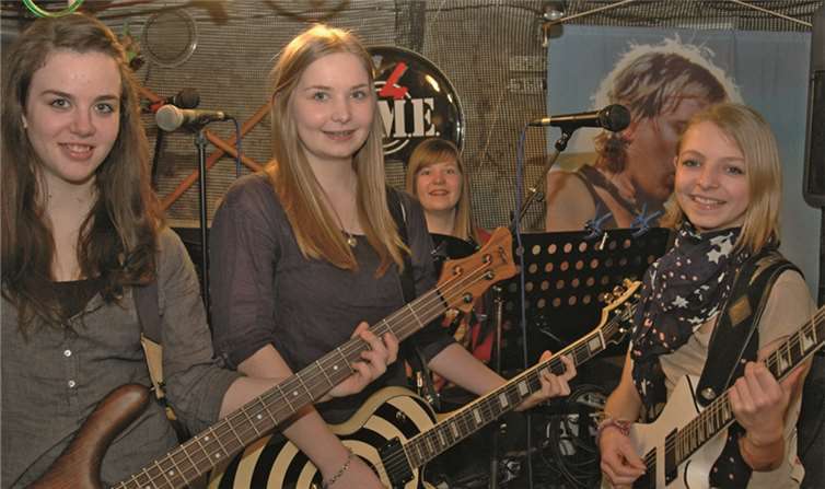 Mit Fee Mail rockt auch die einzige Girlband der Region beim Konzert in Remagen. BL