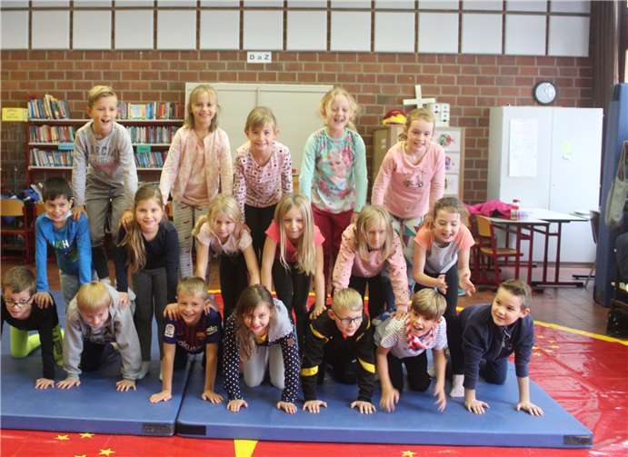 Mit Feuereifer bei der Sache waren die Kinder der Grundschule am Zehnthof bei ihren Zirkusprojekttagen. Mit extralautem Applaus wurden die Menschenpyramiden der Dritt- und Viertklässler gefeiert.Foto: Schule am Zehnthof